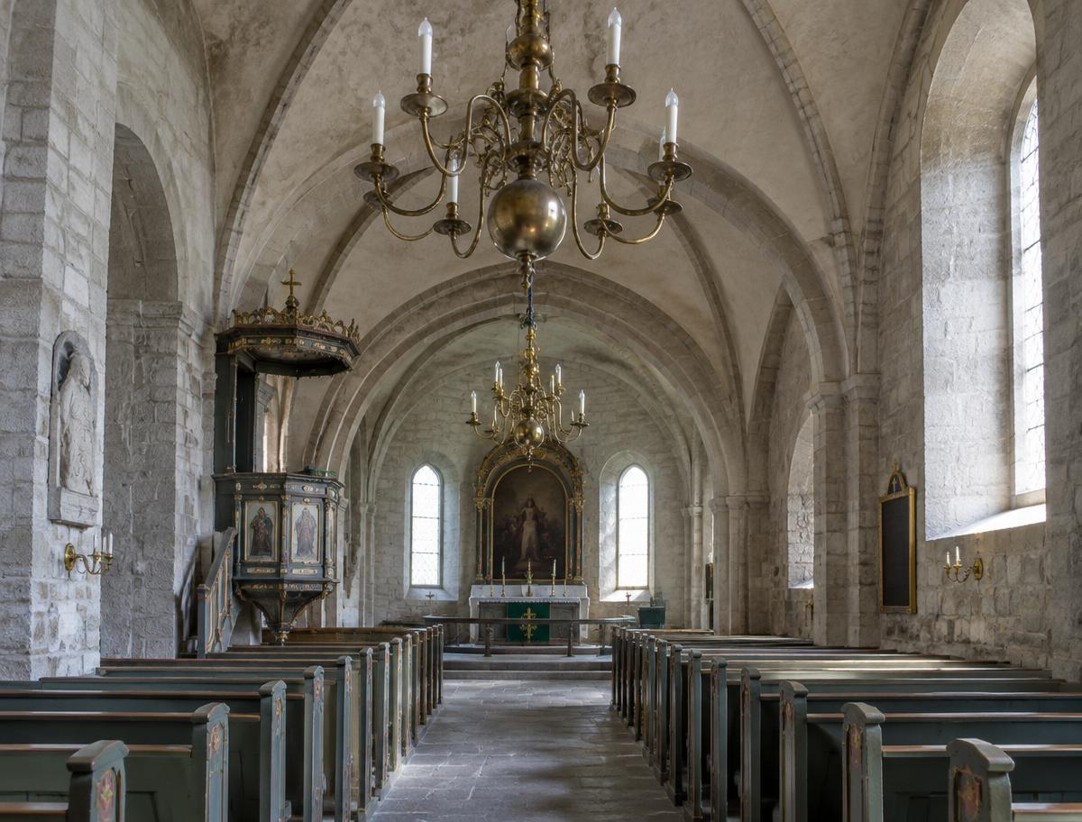 Kyrkorum med mässingskronor